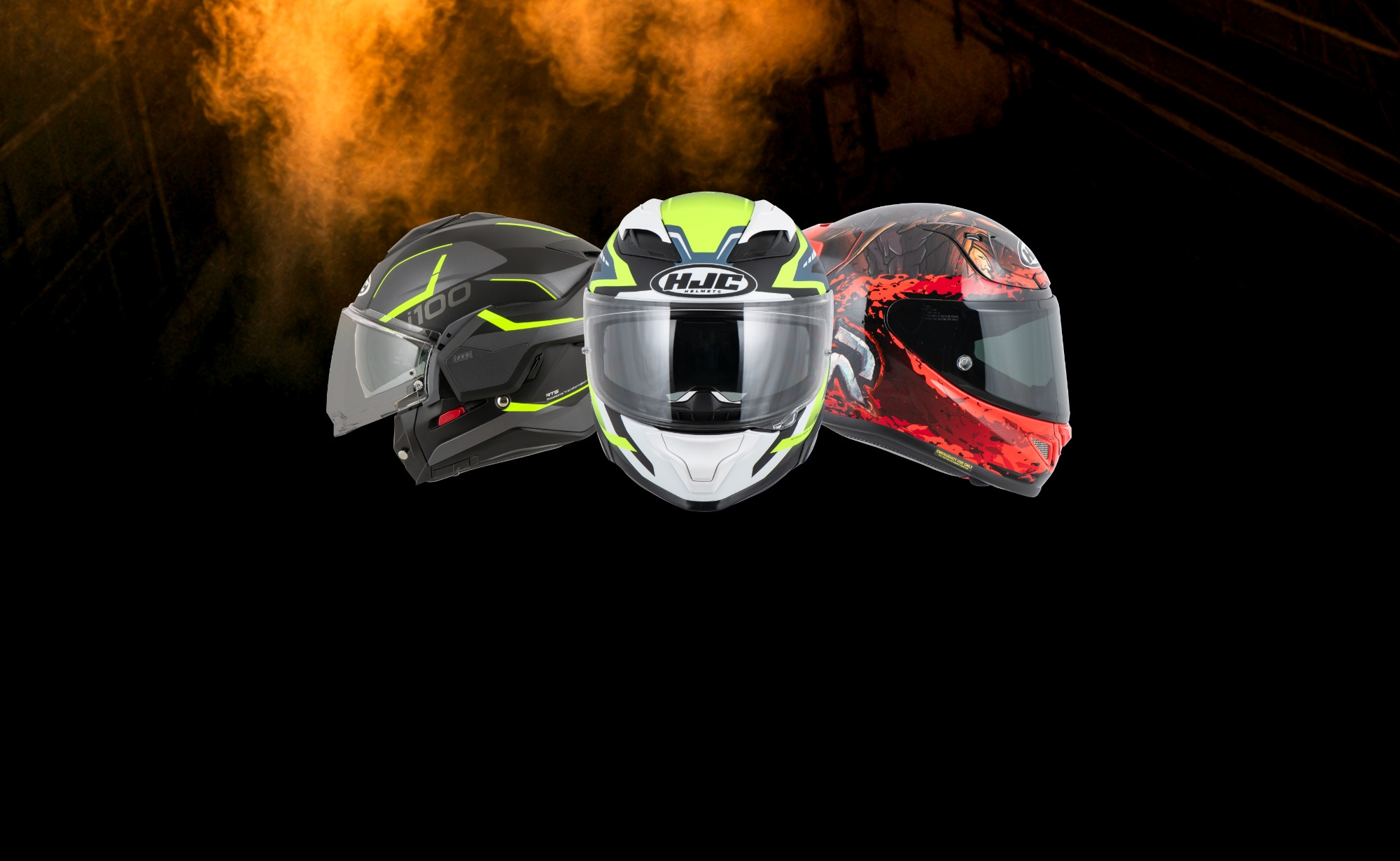 Gerado por IA: Três capacetes de moto com designs distintos, sendo um preto e verde, outro branco e verde, e o terceiro vermelho com padrão de chamas, sobre um fundo escuro com luzes laranjas.