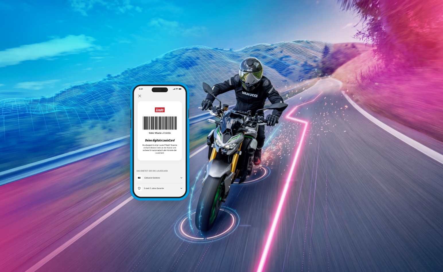 KI generiert: Ein Motorradfahrer fährt auf einer kurvigen Straße durch eine bergige Landschaft bei Sonnenuntergang. Im Vordergrund ist ein Smartphone mit einer Navigations-App zu sehen, die die Route anzeigt.