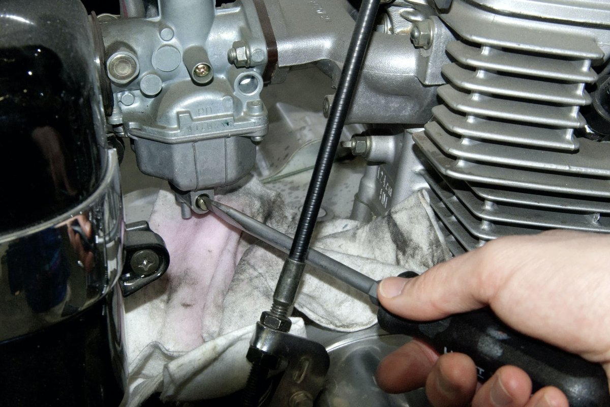 Step 6: The pros drain the carburettor – for a smooth start to spring!