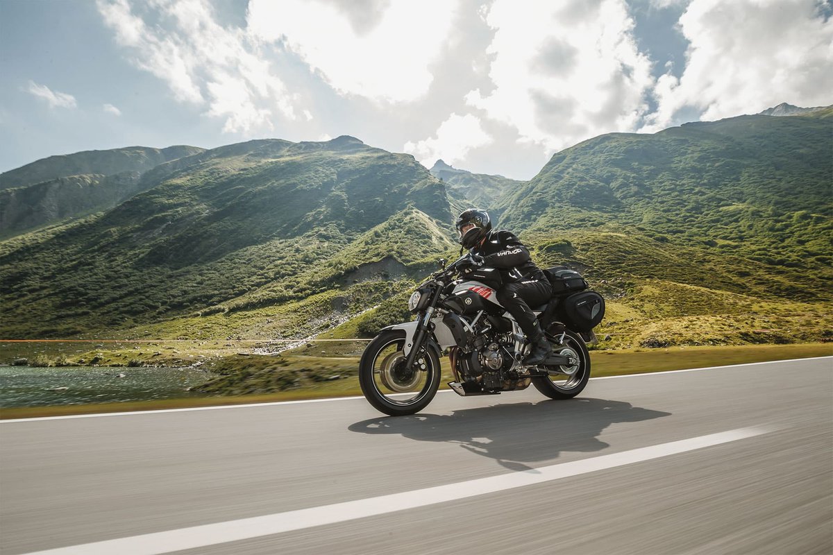 Motorradfahrer und die Landschaft