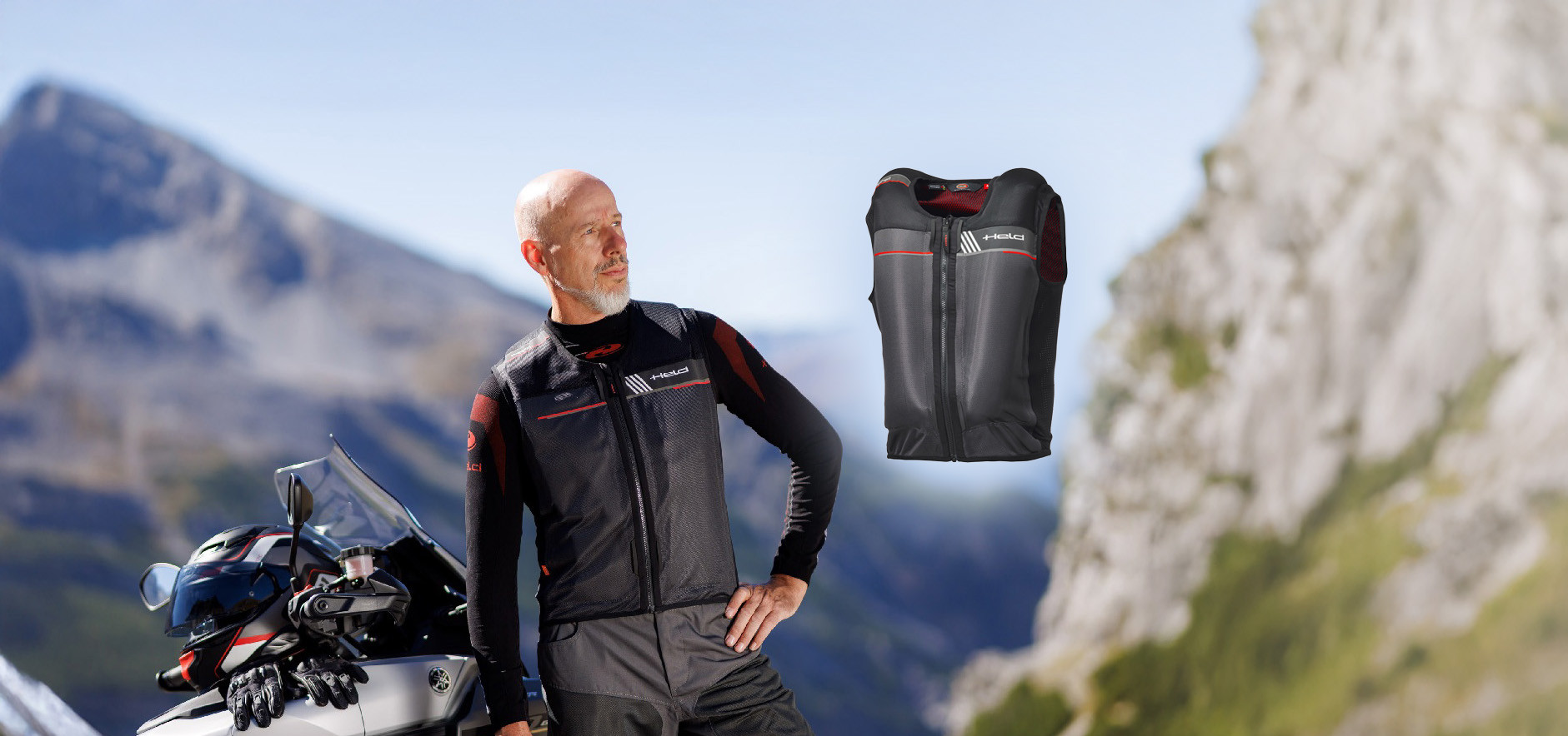 Motorradfahrer trägt eine schwarze Schutzweste der Marke Held in einer alpinen Landschaft; daneben ist die Weste als freigestelltes Produkt abgebildet.