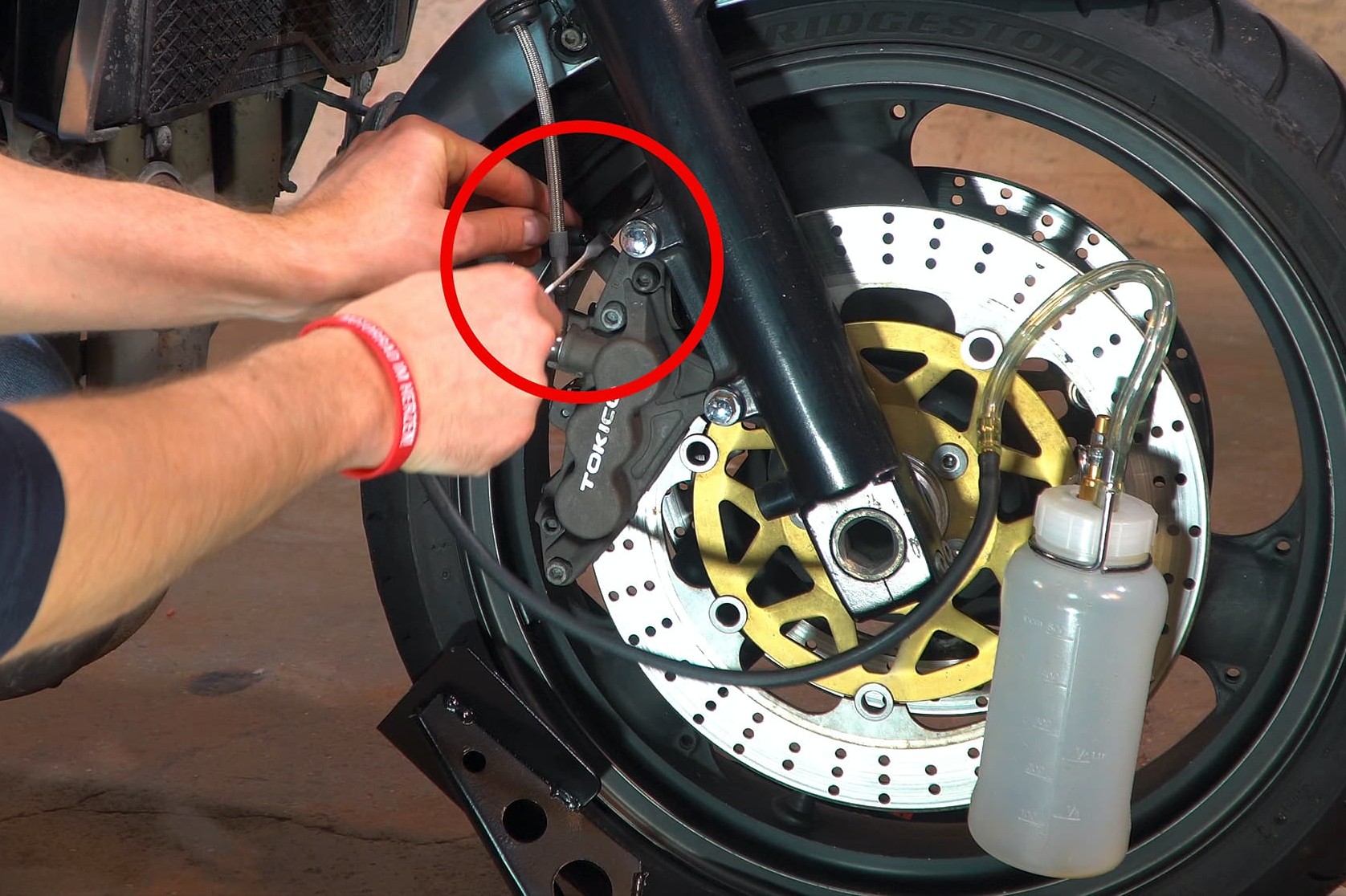 Method 1, step 7, Fig. 2: close the bleeder valve