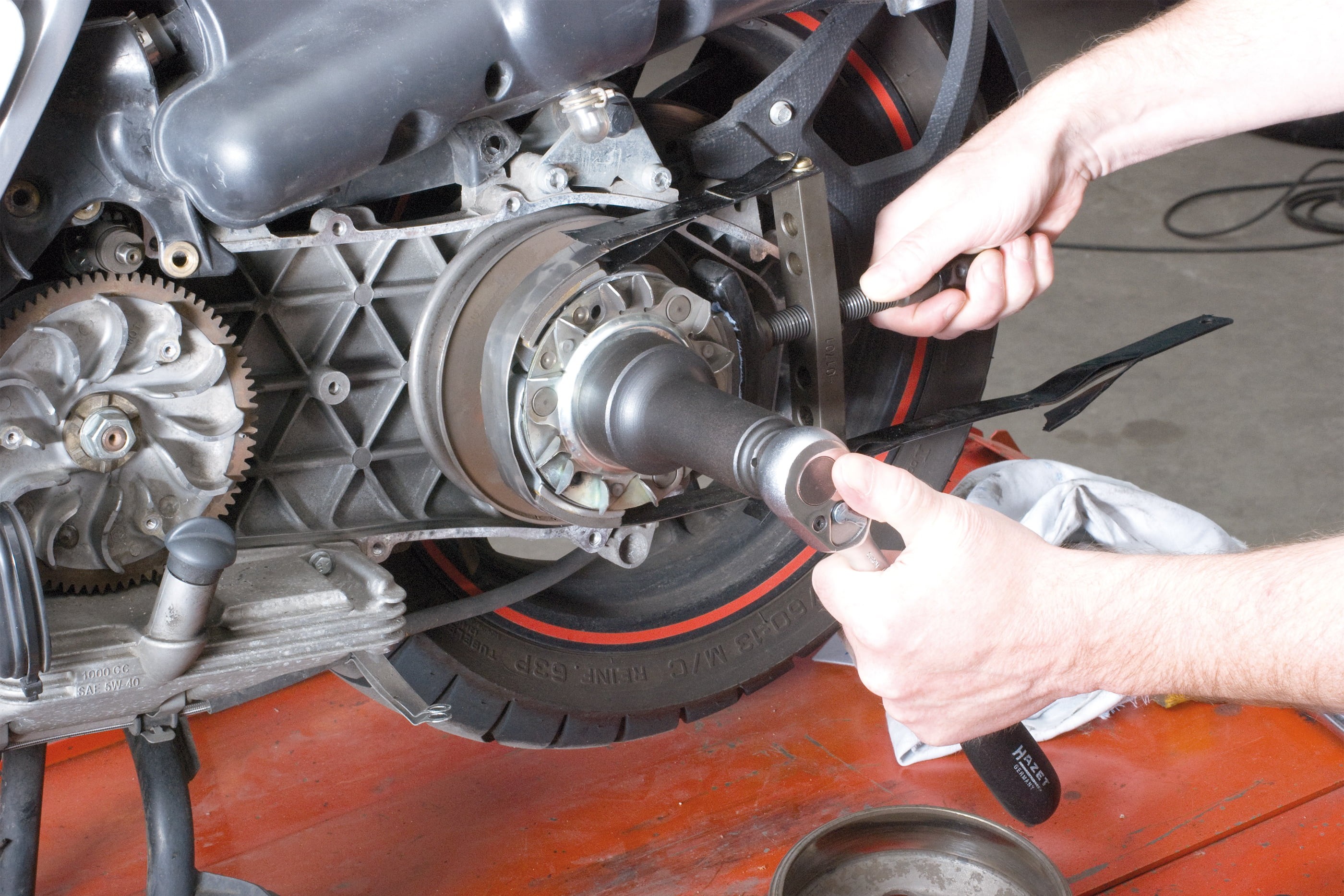 Step 13, Fig. 2: Undo the central nut, e.g. with a strap wrench/universal oil filter wrench