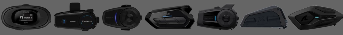 KI generiert: Mehrere Motorrad-Bluetooth-Headsets in schwarzer Farbe mit verschiedenen Marken und Modellen.