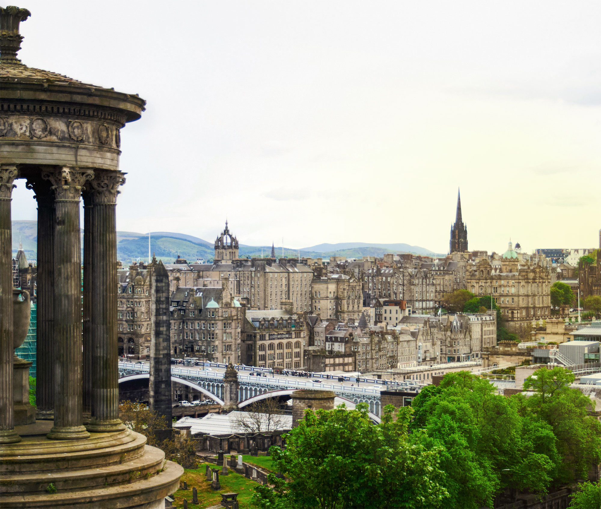 Aussicht auf Edinburgh vom Calton Hill mit Dugald Stewart Monument